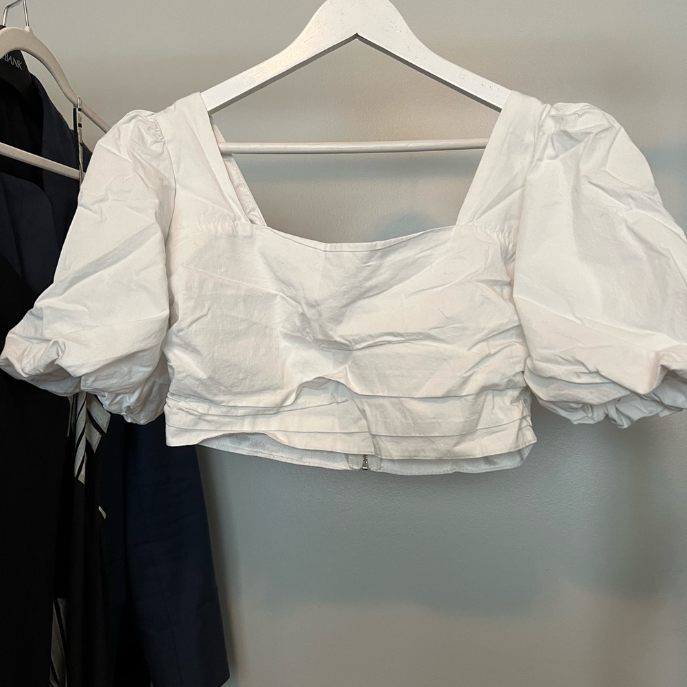 Cropped puffy shoulder blouse from Vestique. Size medium